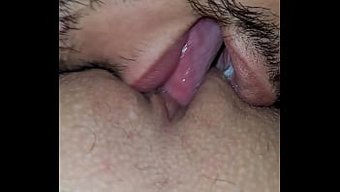 丰满的熟女被舔和吮吸...