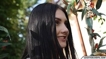 性感的18+少女与老...