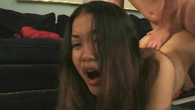 拥有大自然乳房的性感泰国妈妈被面部操并被精液覆盖