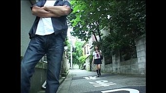 亚洲少女在高清视频中...