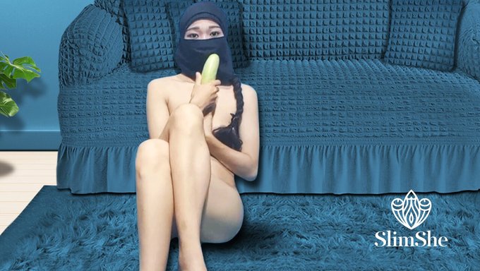 小胸阿拉伯少女享受绿色茄子自慰
