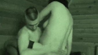 妈妈和继子在小屋里度...