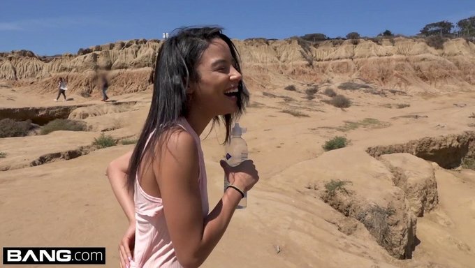 Maya Bijou在脱衣和做爱时享受被观看