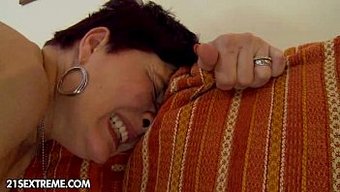 成熟的棕发女郎与纹身...