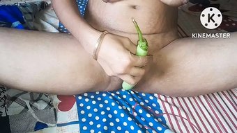 自慰少女在自制视频中...