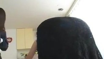 继母被继女的男友打屁...