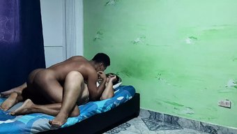 成熟的拉丁裔妈妈勾引...