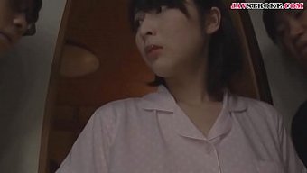 日本熟女和她的儿子参...