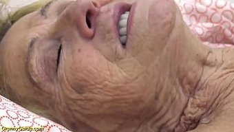 年长的女人在业余视频...
