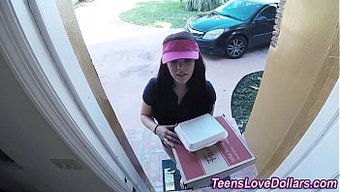 少女在高清视频中被面...
