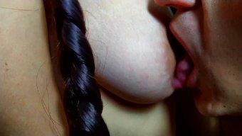 业余继母在感性视频中...
