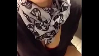 成熟女人在诱人的视频中自慰