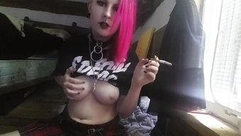 性感吸烟者的自制视频...
