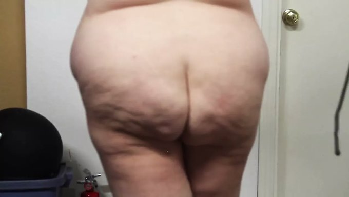 美丽的胖女人在bdsm游戏中被支配