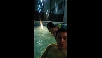 我邀请我的朋友游泳,...
