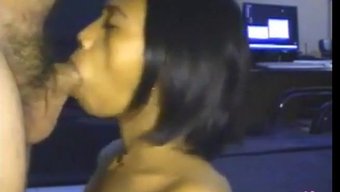 年轻的亚洲女孩在自制...