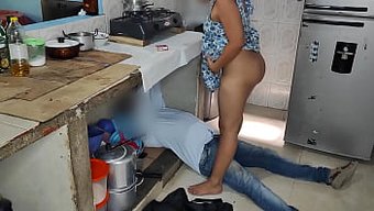 胸部丰满的热妻用她的...