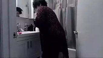 一对夫妇享受肛交游戏...