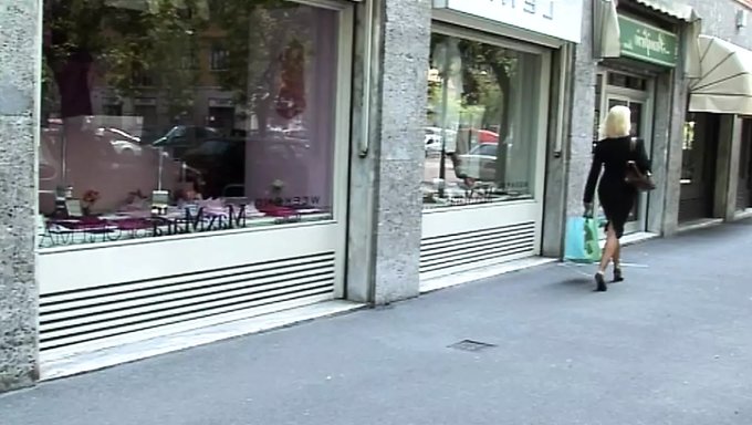 复古色情视频展示了意大利帅哥的大鸡巴