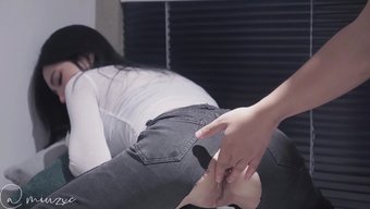 美丽的亚洲女人穿着紧...