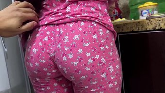 继父对18岁继女大屁...