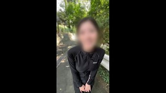 一个漂亮的跑步者来到...