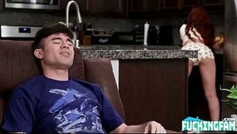 娇小的继妹骑在牛仔身上,秀出她那翘臀,骚得不行。