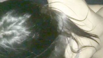 瘦小的18岁印度女孩...