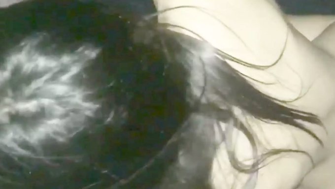 瘦小的18岁印度女孩从后面被大鸡巴插入