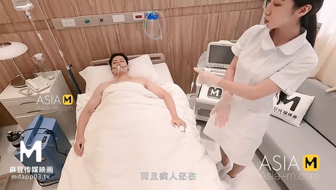 医生的访问变成了与美丽护士的热辣性爱