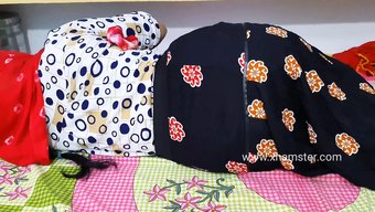 年轻夫妇在大学宿舍房...