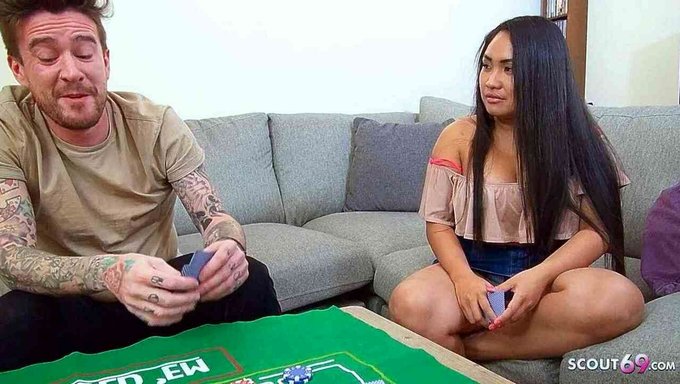 曲线优美的亚洲少女在粗暴的性爱视频中被面部操和猛烈操