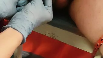 用针扎折磨阴茎和睾丸...