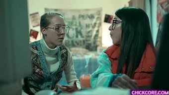 金发和棕发女同性恋沉...