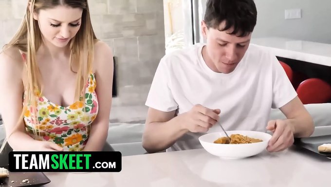 妈妈和继女与继兄一起参加热辣的三人行