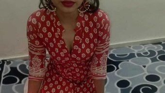 妈妈和女儿在骑乘和从...