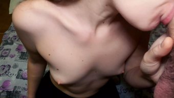 少女继妹在特写视频中...