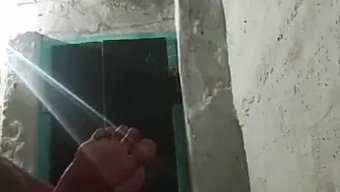 印度村妇被抓到欺骗丈夫