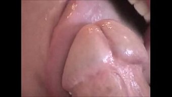 近距离拍摄的激烈口交