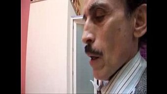 老年男子享受与年轻女...