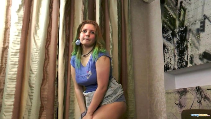Rylee Petyon的肥大和淫荡自慰会话