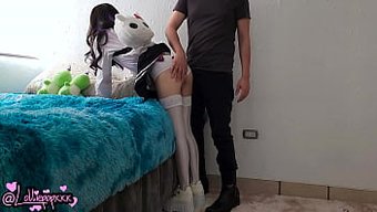小学生被打屁股并在她...