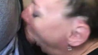 老年女性为普通大小的...