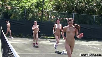 联谊会女孩在网球场上...