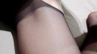 欧洲美女穿着连裤袜享...