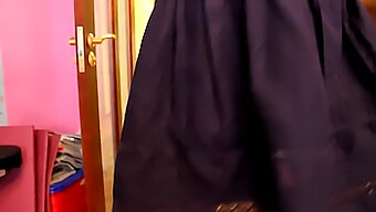 迷人的青春期女孩表演...