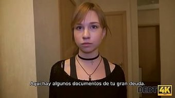 俄罗斯少女用她可爱的...
