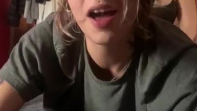 两个女人和他们的情人之间的三人行,使用假阳具和玩具玩耍
