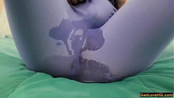 继女一边抠弄着内裤,...