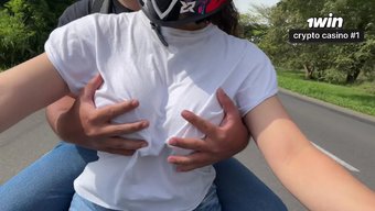 继父大学毕业后抱起女...